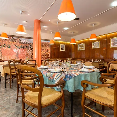 Logis L'avenue Hotel